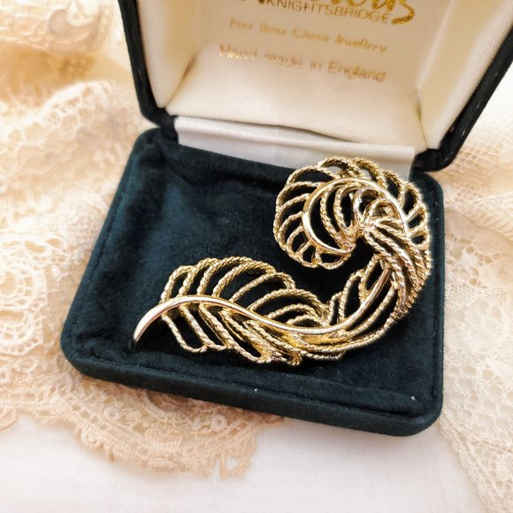 Vintage Gerry's Large Gold Feather Brooch, Dark academia feather pin, Scarf pin - Picture 3 of 9